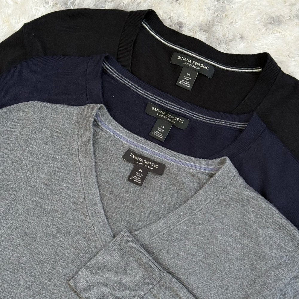 Banana Republic Men's Luxury Blend V-Neck Light Sweater Sz M (3 pcs) - Preloved